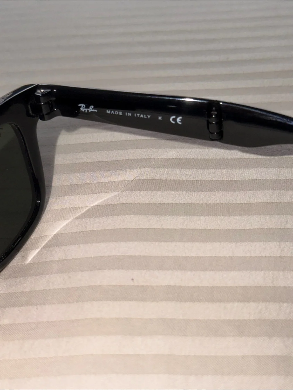 Ray-Ban Folding Wayfarer Sunglasses in Black With Carrying Case
